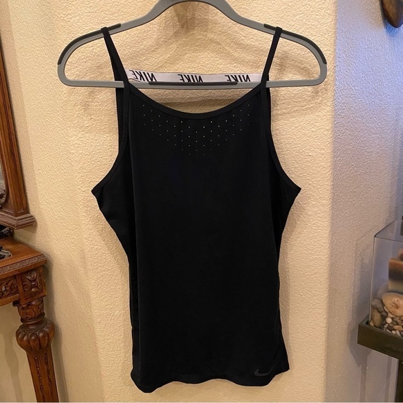 NIKE Women Black Low Back Spell Out Athletic Tank Top Size Medium - Picture 1 of 10